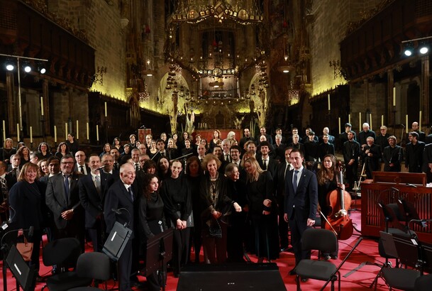Su Majestad la Reina Doña Sofía junto a los miembros de la Coral Universitaria de las Islas Baleares y de la Orquesta Sinfónica de las Islas Baleares 