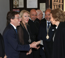 Su Majestad la Reina Doña Sofía recibe el saludo del alcalde de Madrid, José Luis Martínez-Almeida