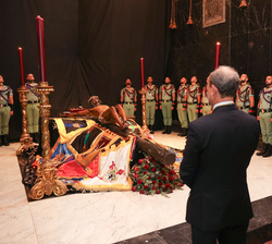Su Majestad la Reina Doña Sofía frente al Santísimo Cristo de la Buena Muerte y Ánimas momentos antes de su traslado y entronización