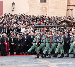 Su Majestad la Reina Doña Sofía durante el traslado del Santísimo Cristo de la Buena Muerte y Ánimas