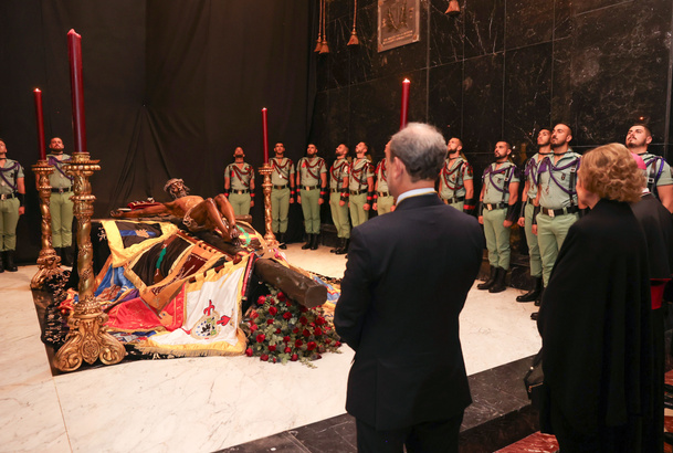 Su Majestad la Reina Doña Sofía frente al Santísimo Cristo de la Buena Muerte y Ánimas momentos antes de su traslado y entronización