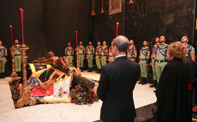 Su Majestad la Reina Doña Sofía frente al Santísimo Cristo de la Buena Muerte y Ánimas momentos antes de su traslado y entronización