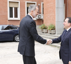Su Majestad el Rey es recibido por el ministro de Asuntos Exteriores, Unión Europea y Cooperación, José Manuel Albares