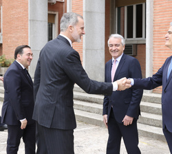 Su Majestad el Rey recibe el saludo del embajador-director de la Escuela Diplomática, Santiago Miralles, en presencia del ministro y del subsecretario