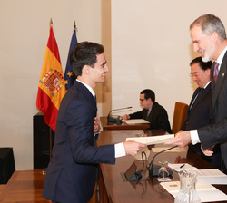 Su Majestad el Rey entrega el Despacho de Secretario de Embajada al número uno de la promoción, Miguel Carricas