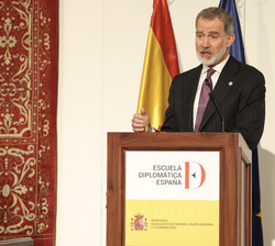 Su Majestad el Rey durante su intervención en la entrega de los Despachos de Secretario de Embajada a la LXXV promoción de la Carrera Diplomática