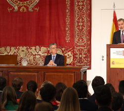Su Majestad el Rey durante su intervención en la entrega de los Despachos de Secretario de Embajada a la LXXV promoción de la Carrera Diplomática