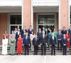 Fotografía de grupo de Su Majestad el Rey con los nuevos Secretarios de Embajada de la LXXV promoción de la Carrera Diplomática