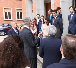Su Majestad el Rey conversa con los nuevos Secretarios de Embajada de la LXXV promoción de la Carrera Diplomática