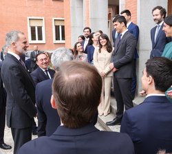 Su Majestad el Rey conversa con los nuevos Secretarios de Embajada de la LXXV promoción de la Carrera Diplomática