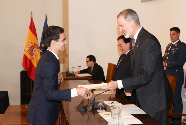 Su Majestad el Rey entrega el Despacho de Secretario de Embajada al número uno de la promoción, Miguel Carricas