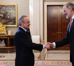 Don Felipe recibe el saludo del presidente del Real Madrid, Florentino Pérez Rodríguez