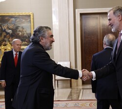 El Rey es saludado por el presidente del Consejo Superior de Deportes, José Manuel Rodríguez Uribes