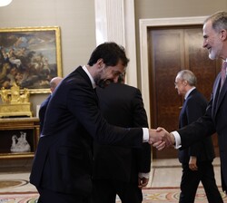 El capitán del Real Madrid, Sergio Llull, saluda a Su Majestad el Rey durante la audiencia en el Palacio de La Zarzuela