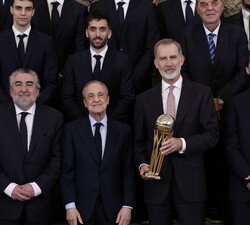 Fotografía de grupo de Don Felipe acompañado de los representantes y miembros del equipo de baloncesto del Real Madrid