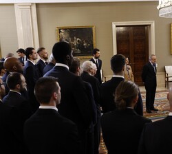 Su Majestad el Rey en un momento de la audiencia al equipo de baloncesto del Real Madrid