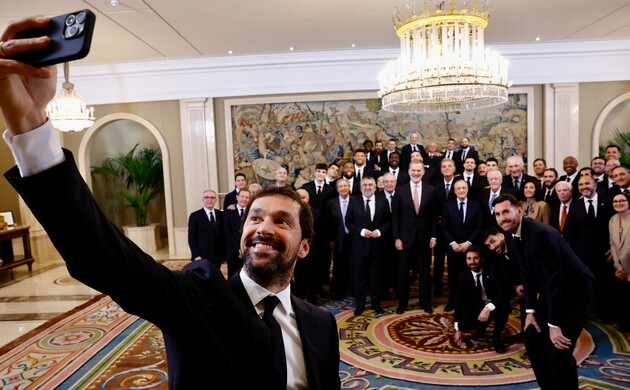 El capitán del Real Madrid, Sergio Llull, hace un selfie durante la audiencia del equipo de baloncesto del Real Madrid con Su Majestad el Rey 