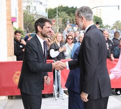 Su Majestad el Rey recibe el saludo del ministro de Cultura, Ernest Urtasun
