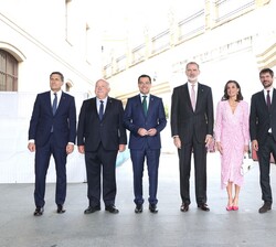 Sus Majestades los Reyes junto a las autoridades que los recibieron a su llegada al Palacio de Congresos de Cádiz