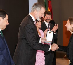 María Luisa Sánchez, como secretaria general de la Academia de España en Roma, recibe la medalla de oro al mérito en las Bellas Artes 2022