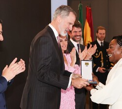 Doña María Concepción Balboa, Buika, cantante, recibe la medalla de oro al mérito en las Bellas Artes 2022