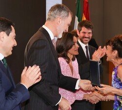 Doña Graziella Galán, Miss Kay, artista de circo, recibe la medalla de oro al mérito en las Bellas Artes 2022