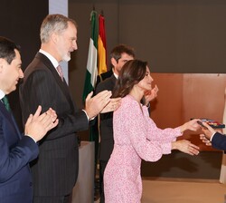 Don Carlos León, pintor, recibe la medalla de oro al mérito en las Bellas Artes 2022