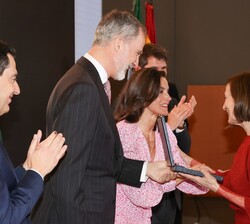 Doña Carmen Elías, actriz, recibe la medalla de oro al mérito en las Bellas Artes 2022