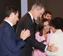 Doña Beatriz Guirao, hermanaa de Don José Guirao, gestor cultural y exministro de Cultura y Deporte, recibe la medalla de oro al mérito en las Bellas 