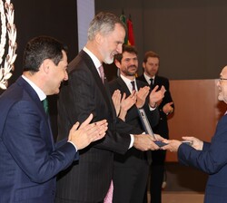 Don Luis Cabrera, director del Taller de Musics, recibe la medalla de oro al mérito en las Bellas Artes 2022