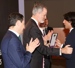 Don Alejandro Asunción, hijo de Doña María Jiménez, cantante, bailaora y actriz, recibe la medalla de oro al mérito en las Bellas Artes 2022, a título
