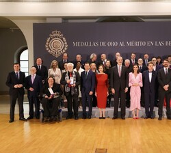 Sus Majestades los Reyes junto a los galardonados con las Medallas de Oro de las Bellas Artes 2022