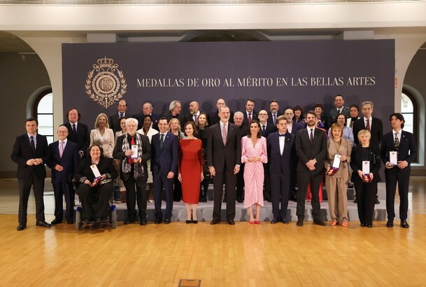 Sus Majestades los Reyes junto a los galardonados con las Medallas de Oro de las Bellas Artes 2022
