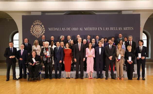 Sus Majestades los Reyes junto a los galardonados con las Medallas de Oro de las Bellas Artes 2022