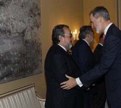 Sus Majestades los Reyes son recibidos por el presidente del Comité Paralímpico Español, Miguel Carballeda