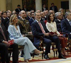 Sus Majestades los Reyes durante la proyección de un video sobre los premiados