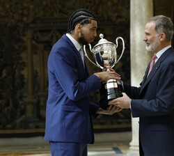 Su Majestad el Rey entrega el premio Princesa Leonor, al mejor deportista masculino o femenino menor de 18 años a Izan Almansa