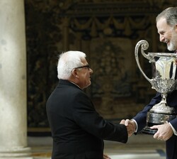 Su Majestad el Rey entrega el Trofeo Comunidad Iberoamericana, al mejor deportista iberoamericano, masculino o femenino al presidente de la Confederac