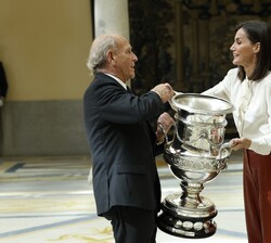 Su Majestad la Reina entrega la Copa Stadium, a la persona o entidad que haya destacado en el fomento del deporte al presidente del Real Club Mediterr