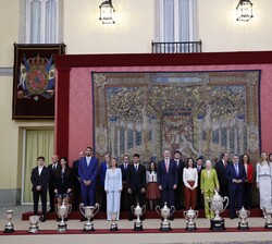 Sus Majestades los Reyes con los galardonados en los Premios Nacionales del Deporte 2022