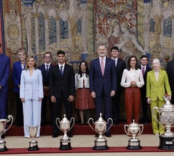 Sus Majestades los Reyes con los premiados