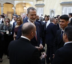 Su Majestad el Rey conversa con los galardonados en los Premios Nacionales del Deporte 2022