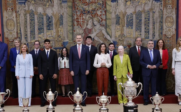 Sus Majestades los Reyes con los premiados