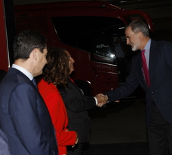 Su Majestad el Rey es recibido por el presidente de la comisión gestora de la Real Federación Española de Fútbol, Rafael del Amo