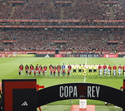 Los equipos Athletic Club de Bilbao y Real Club Deportivo Mallorca durante la interpretación del Himno Nacional
