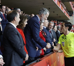 Su Majestad el Rey recibe el saludo del equipo arbitral