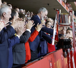 Don Felipe entrega la "Copa de Su Majestad el Rey" de Fútbol 2023/2024 al capitán del Athletic Club de Bilbao, Iker Muniain