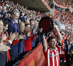 Don Felipe tras entregar la "Copa de Su Majestad el Rey" de Fútbol 2023/2024 al capitán del Athletic Club de Bilbao, Iker Muniain