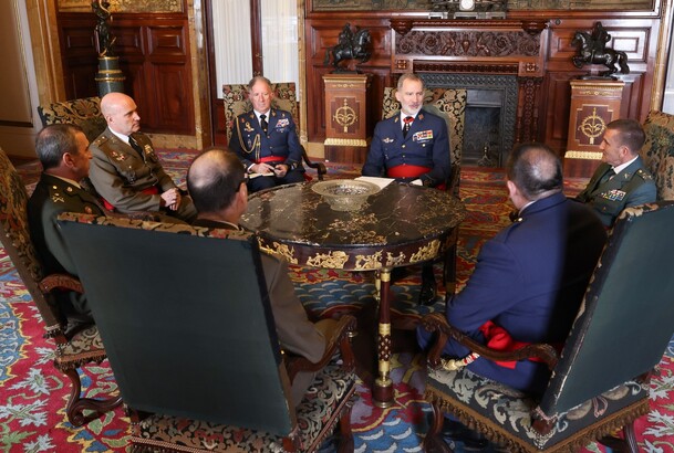 Audiencia militar de Su Majestad el Rey a un grupo de generales de división