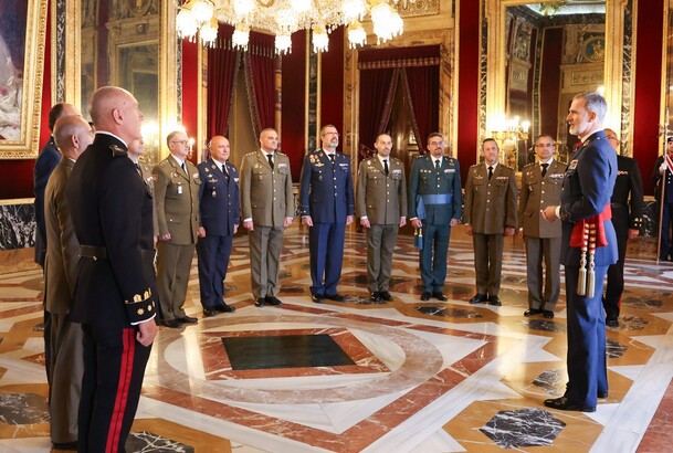 Audiencia militar de Su Majestad el Rey a un grupo de coroneles